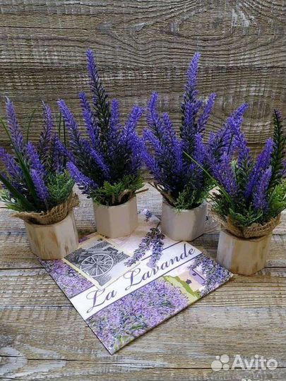 Композиция из искуственных цветов лаванды