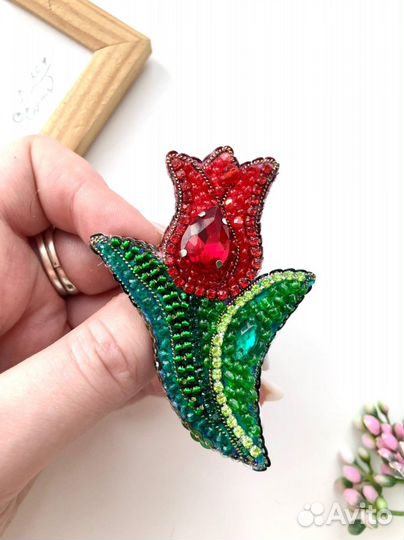 Брошь тюльпан из бисера ручной работы