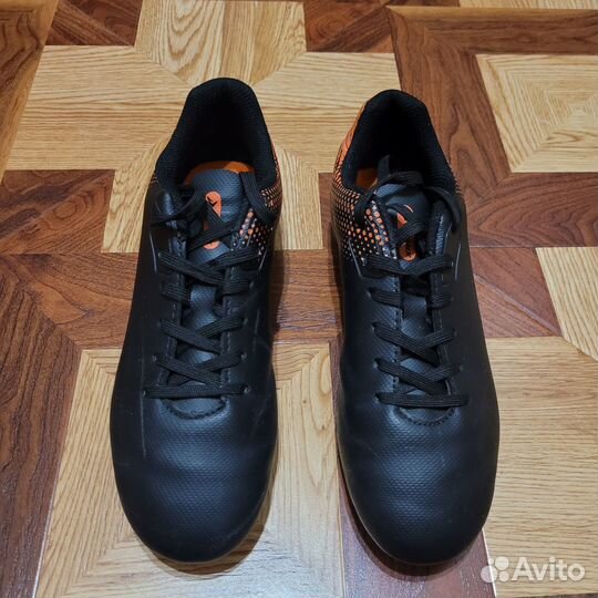 Продаются новые футбольные бутсы