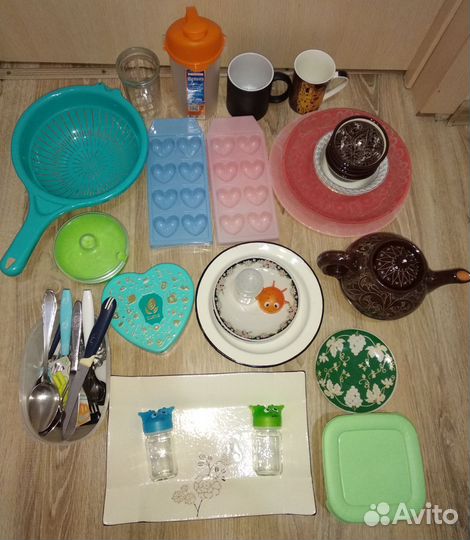 Много разной хорошей и новой посуды