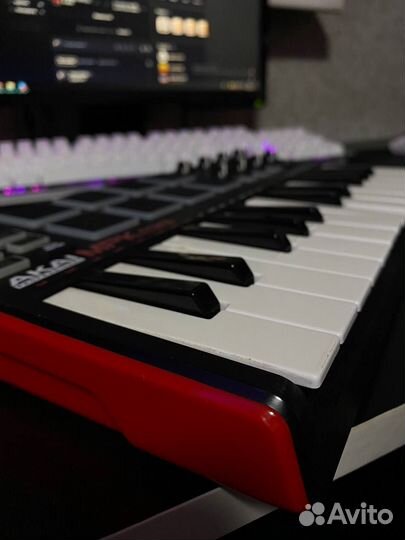 Продам akai MPK mini