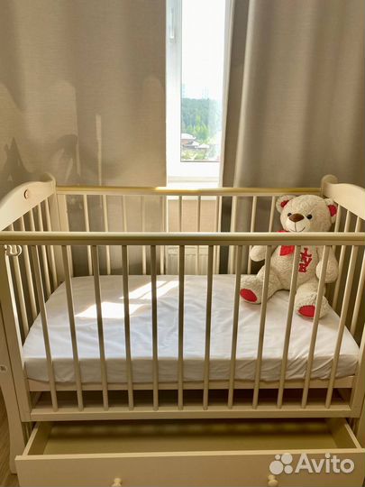 Детская кроватка с продольным маятником