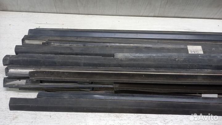 Уплотнитель стекла двери Volvo 940