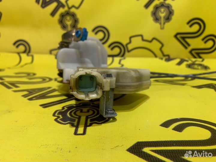 Замок двери задний правый Nissan Primera TP12