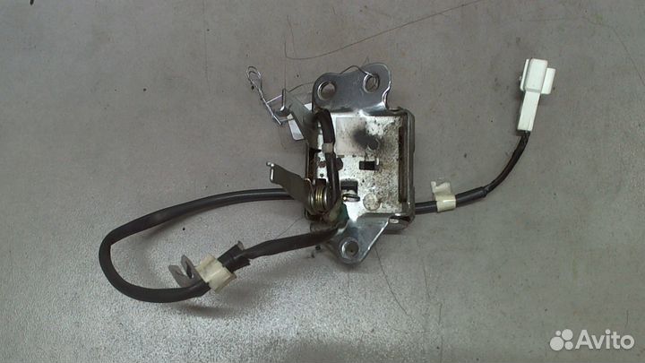 Замок багажника Toyota Yaris, 2004