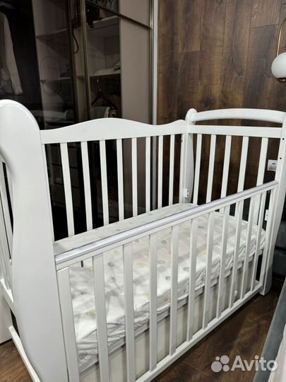 Кроватка для новорожденных с маятником