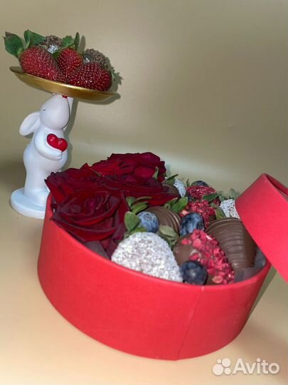 Клубника в шоколаде с цветами в форме сердца