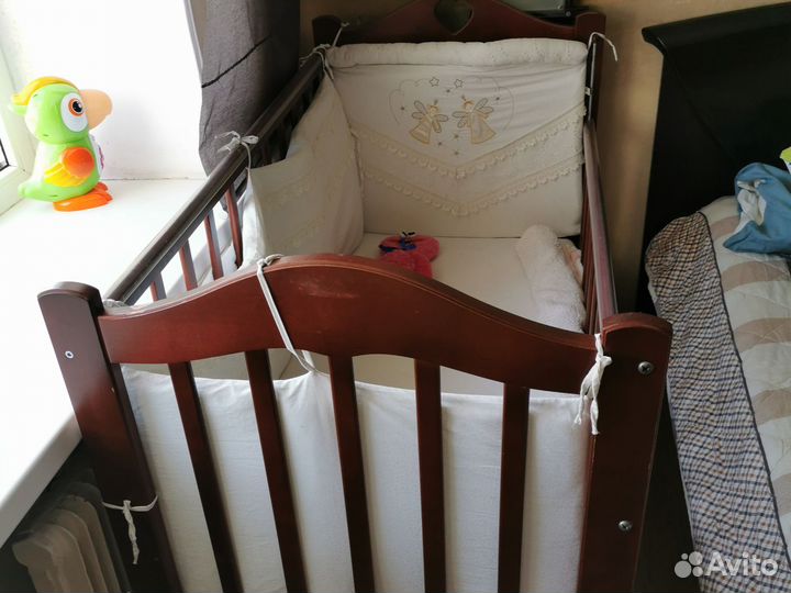Детская кроватка с маятником и ящиком