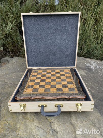 Шахматы ручной работы с фигурами из янтаря