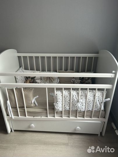 Детская кроватка с маятником и ящиком