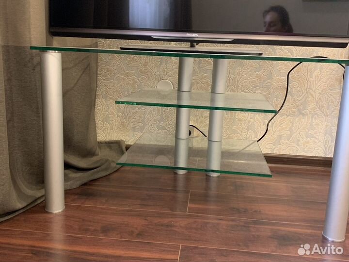 Стеклянная тумба под тв