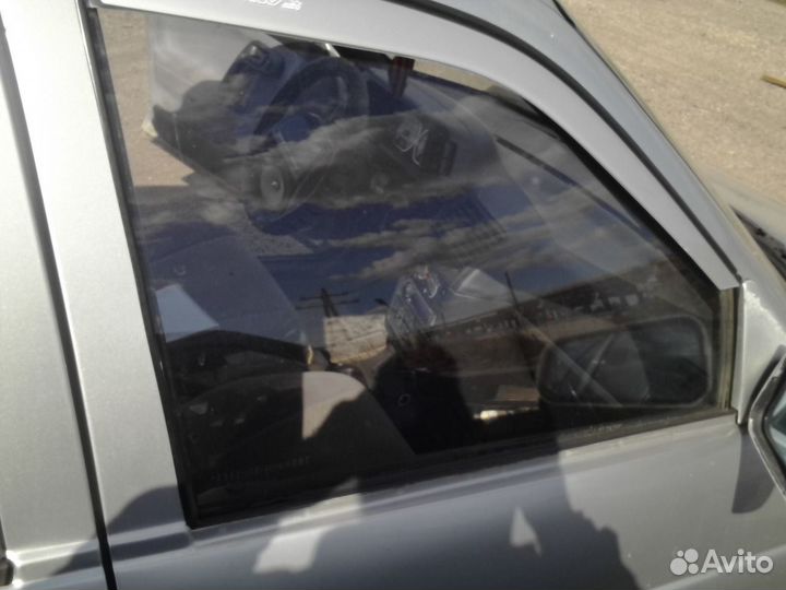 Стекло боковое переднее 2110