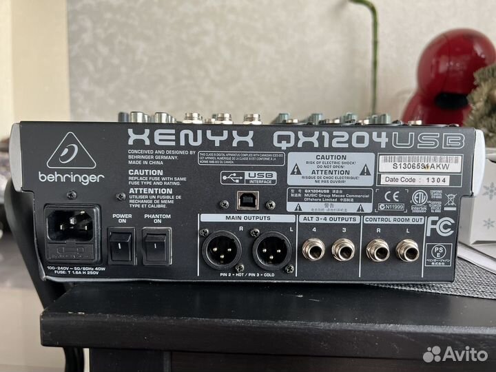 Микшерный пульт Behringer Xenyx QX1204 USB