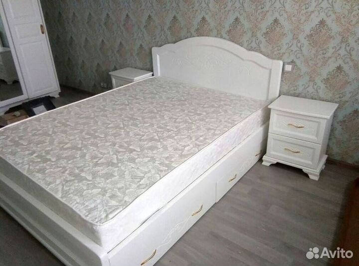 Кровать из массива