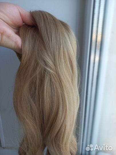 Волосы на заколках блонд
