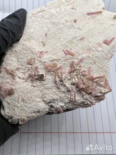 Кристаллы турмалина на пластине полевого шпата