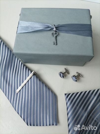 Галстук, зажим для галстука и запонки