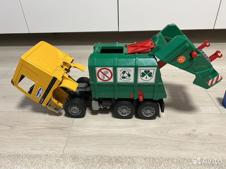 Мусоровоз Bruder