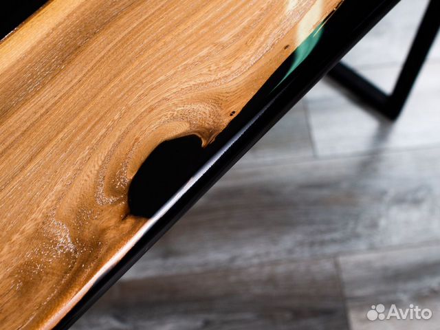 Офисный стол из дерева и эпоксидной смолы в наличи