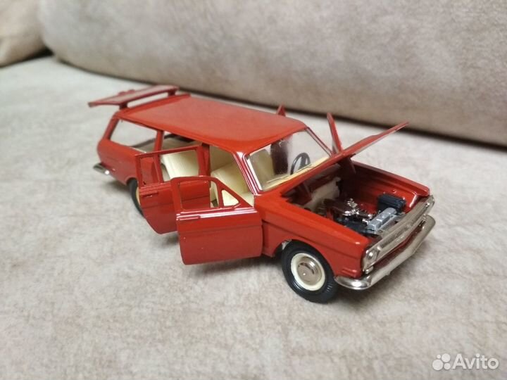 Модель автомобиля 1:43