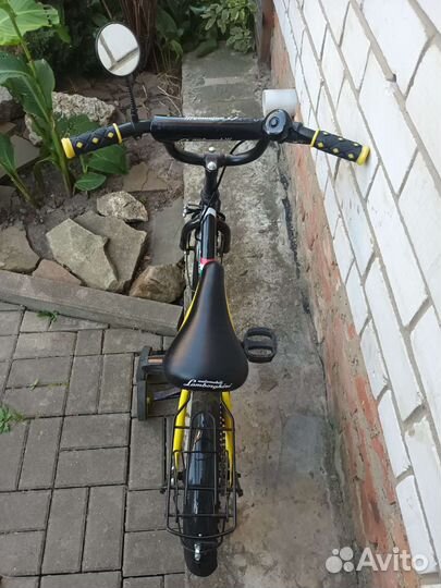 Детский велосипед с дополнительными колесами