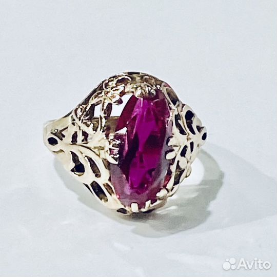 Золотое кольцо с камнем