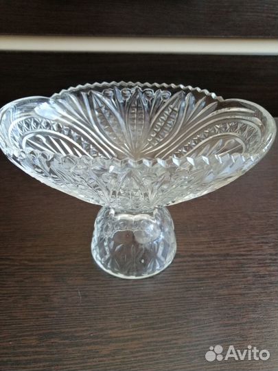 Хрустальная конфетница на ножке