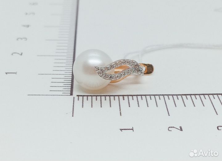 Золотые серьги с камнем