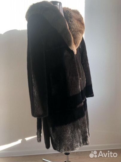 Шуба норковая с капюшоном из соболя