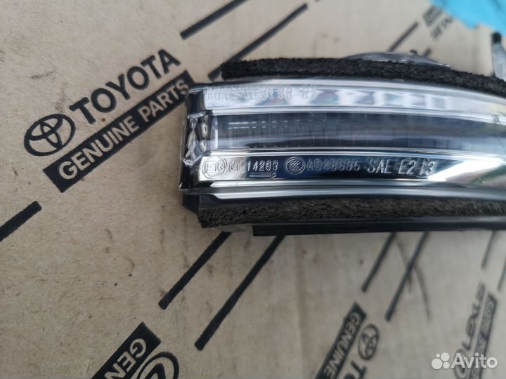 Повторитель в зеркало правый Toyota Rav 4