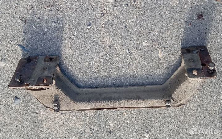 Траверса крепления кпп Москвич 2141