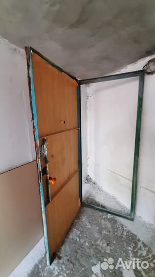 Дверь стальнаяая с рамой, крепкая советская