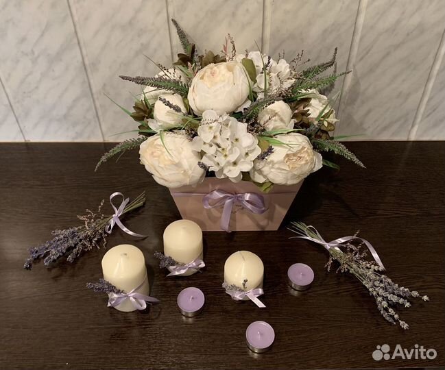 Композиция из искусственных цветов и сухоцветов