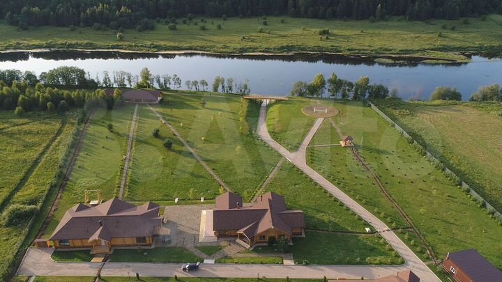 Дом 2650 м² на участке 4,5 га