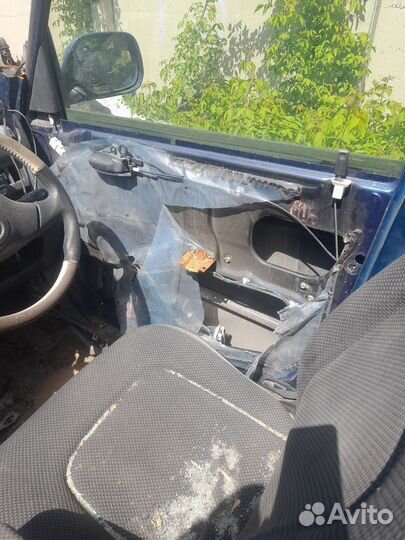 Стеклоподъемник электрический Toyota BB 2001