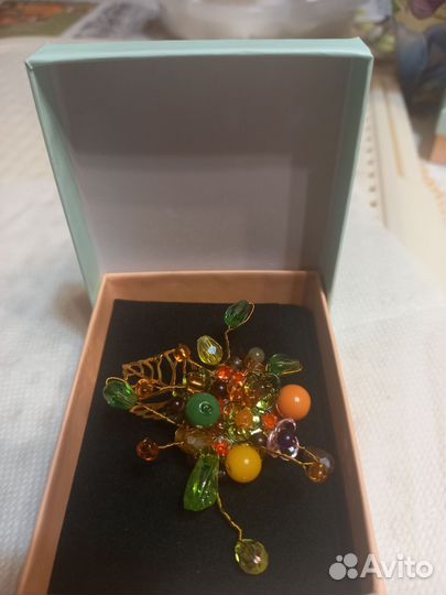 Брошь ручн. работы с натур. камнями