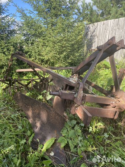 Плуг трехкорпусный