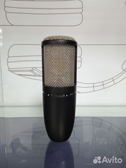 Студийный конденсаторный микрофон AKG P420