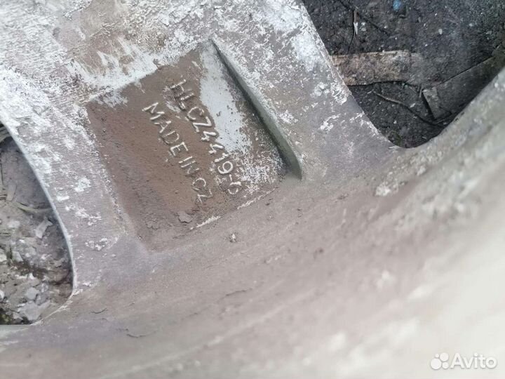 Литой диск r16