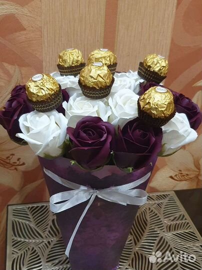 Букет из мыльных и пенных роз с конфетами