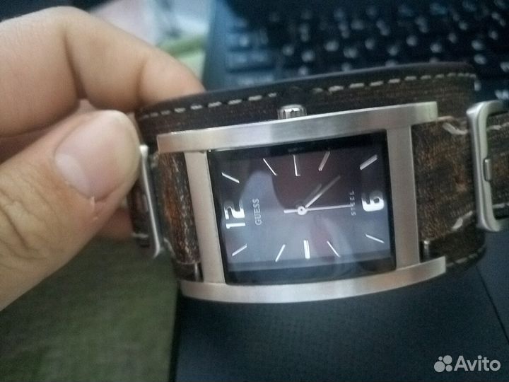 Стильные часы Guess