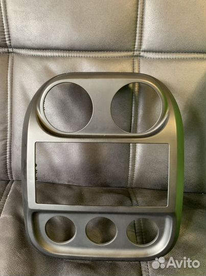 Автомагнитола и рамка jeep compass 2011-2016г