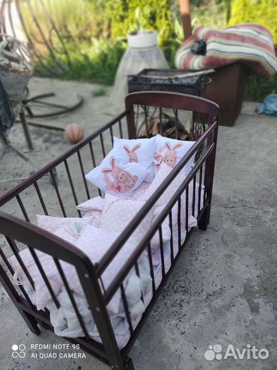 Детская кроватка с маятником