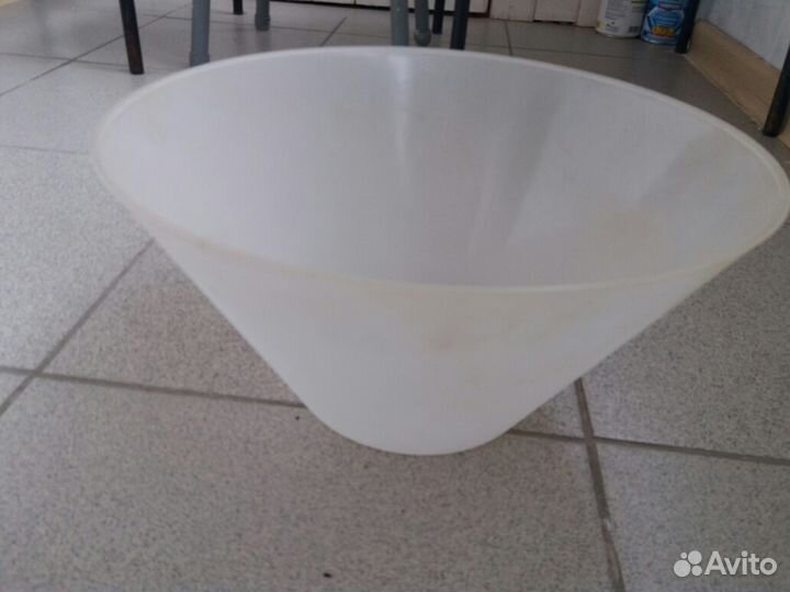 Большая пластиковая тарелка