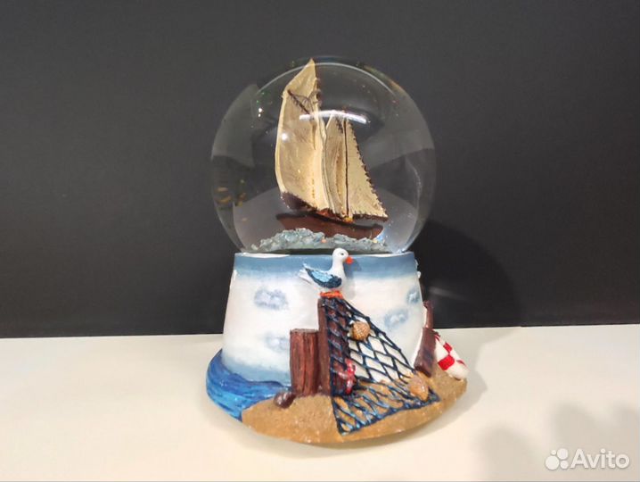 Снежный шар с кораблем и блестками