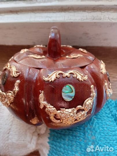 Деревянная шкатулка