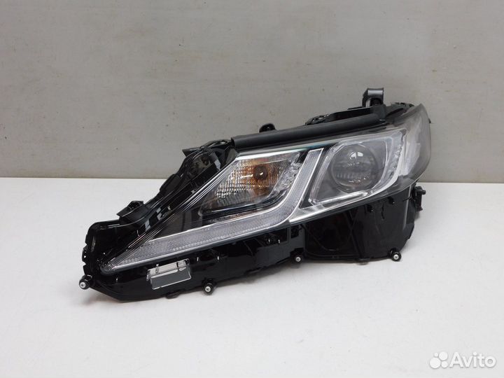Фара левая Toyota Camry V70 8115033D31