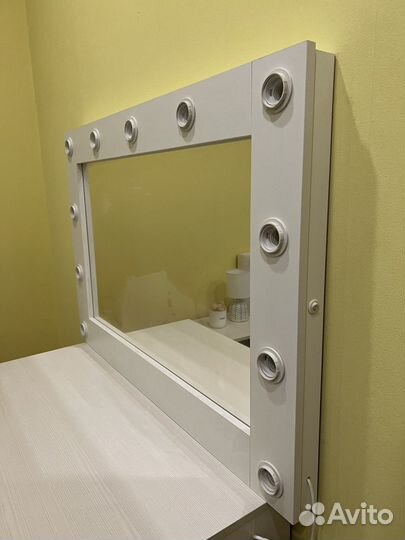 Зеркало с подсветкой и туалетный стол