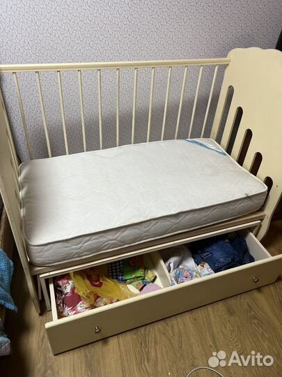 Детская кроватка с маятником и ящиком