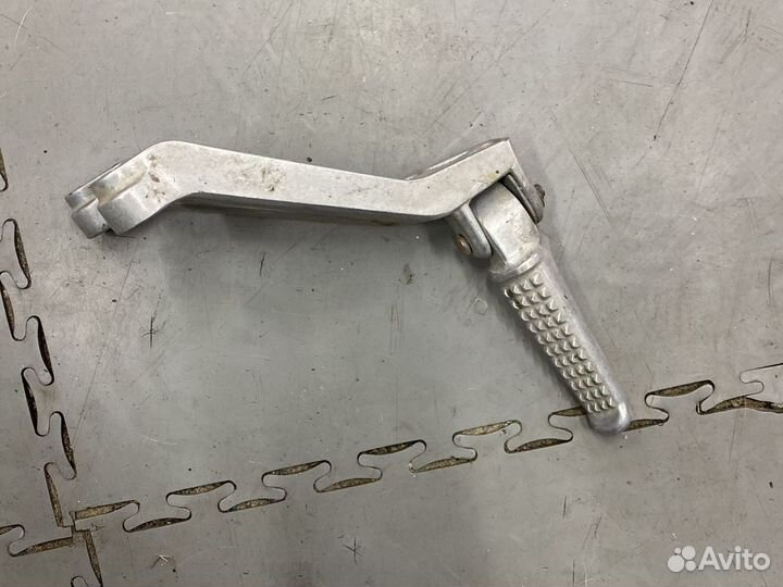 Кронштейн подножки пассажира левый Honda